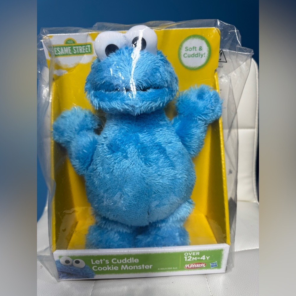 Sesame Street Let's Cuddle
Cookie Monster 11" Plush Doll
NIB